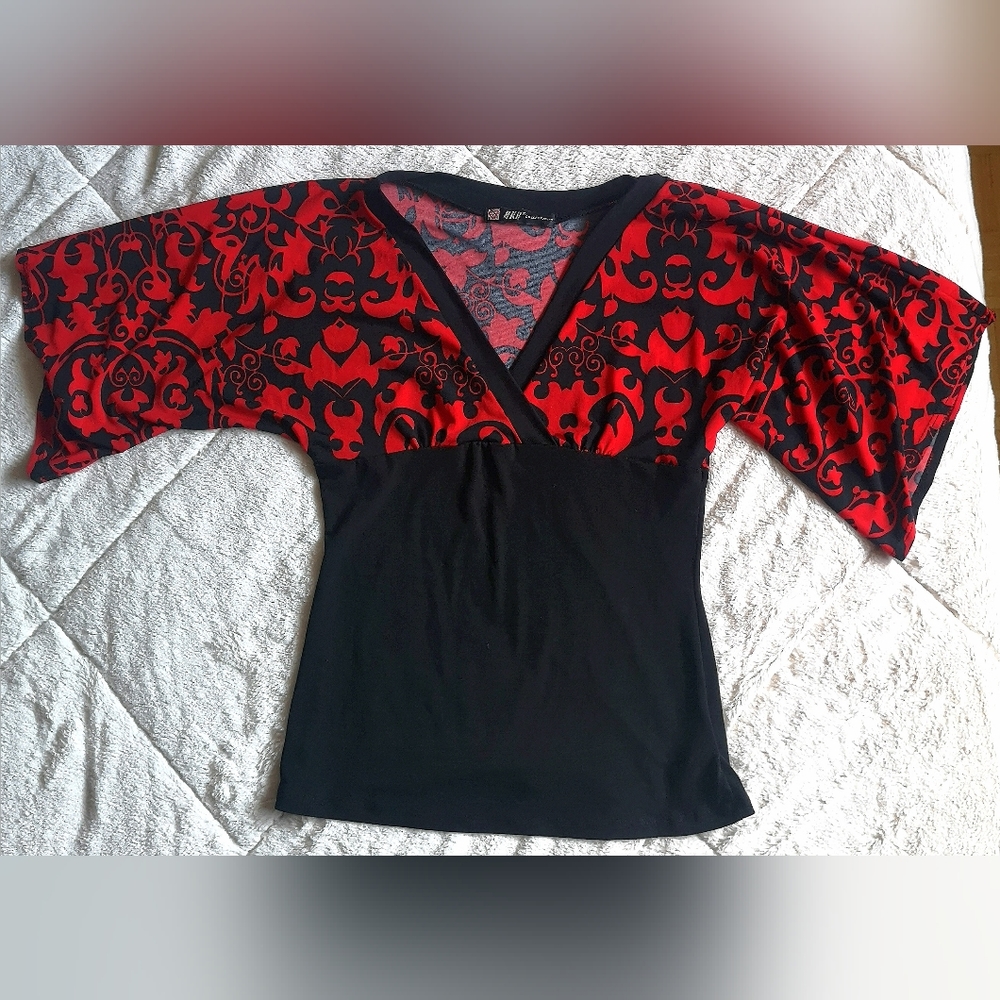 HKR COLLECTION TOP. SIZE M.